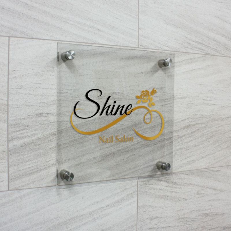 フルカラー透明アクリル銘板 化粧ビス止め　店舗看板