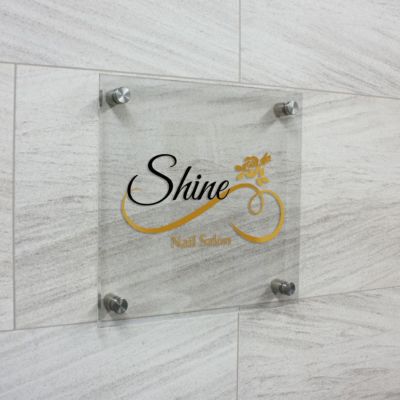 フルカラー透明アクリル銘板 化粧ビス止め　店舗看板