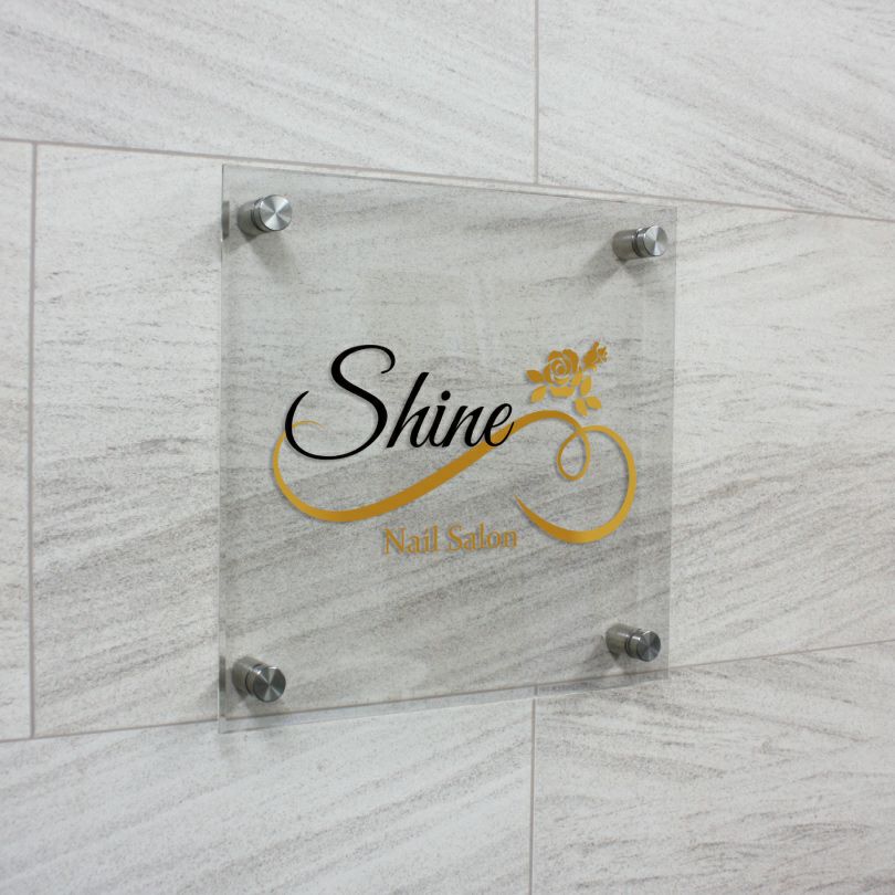 フルカラー透明アクリル銘板 化粧ビス止め　店舗看板
