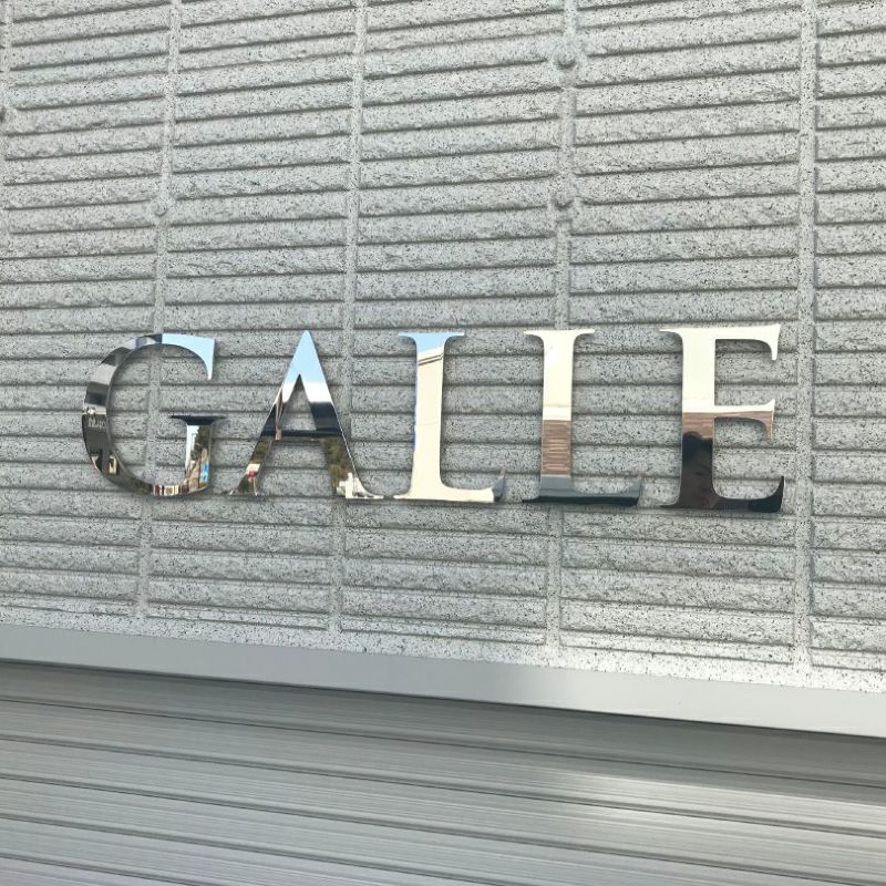 ステンレス切り文字看板　鏡面　マンションの看板