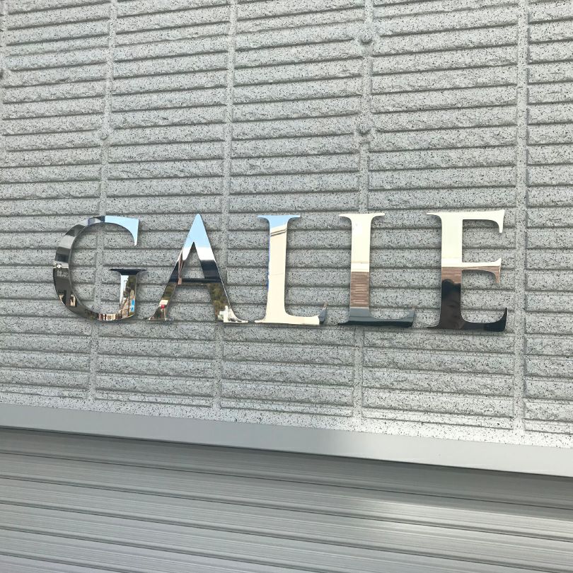 ステンレス切り文字看板　鏡面　マンションの看板