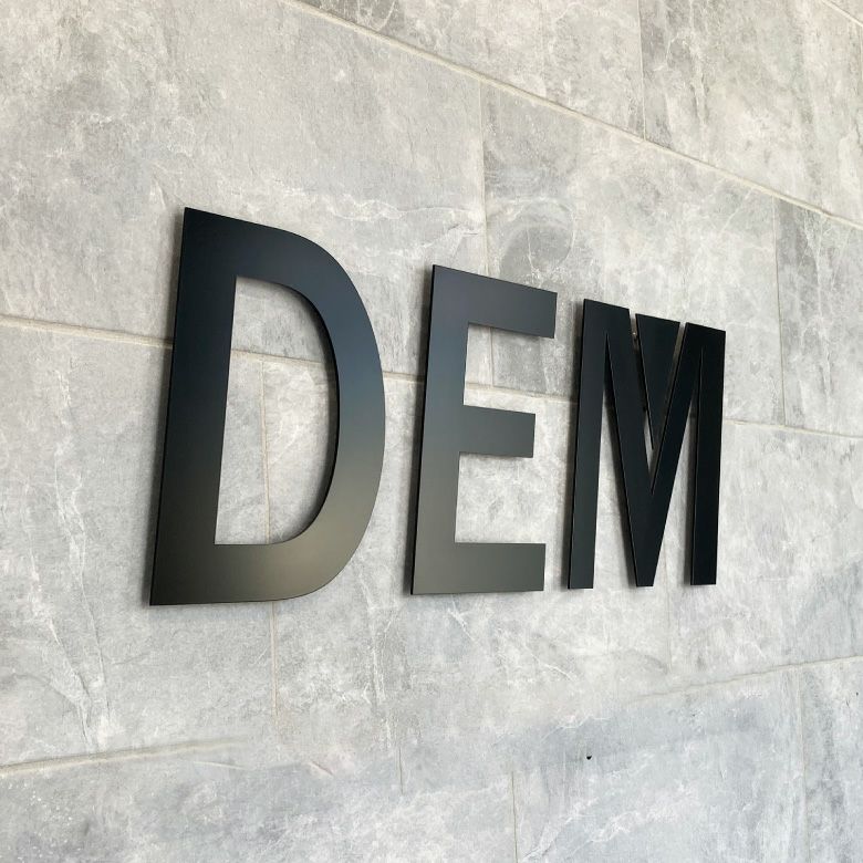 ステンレス切り文字　焼付塗装仕上げ 会社銘板 事務所看板 