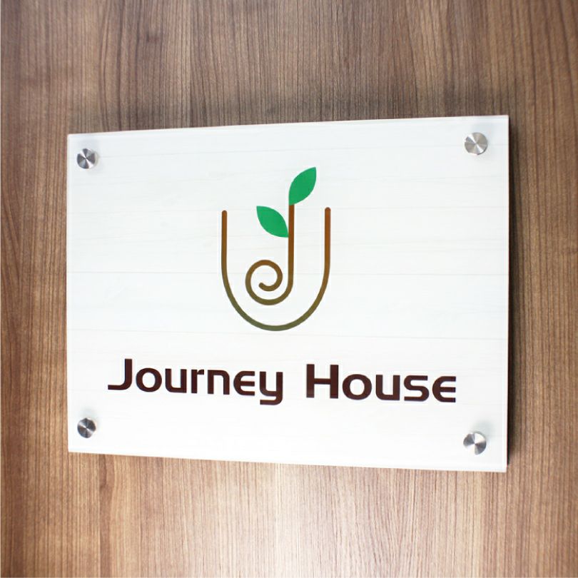 フルカラー　透明アクリル看板　化粧ビス　サロンの看板