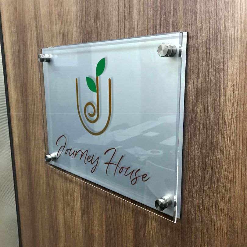 フルカラー透明アクリル銘板 シルバーアルミ複合板 ラフィネ2重構造仕様 化粧ビス止め 　宿泊施設の看板