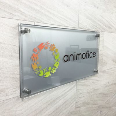 フルカラー透明アクリル銘板 ラフィネ2重構造仕様 化粧ビス止め　会社銘板 事務所看板