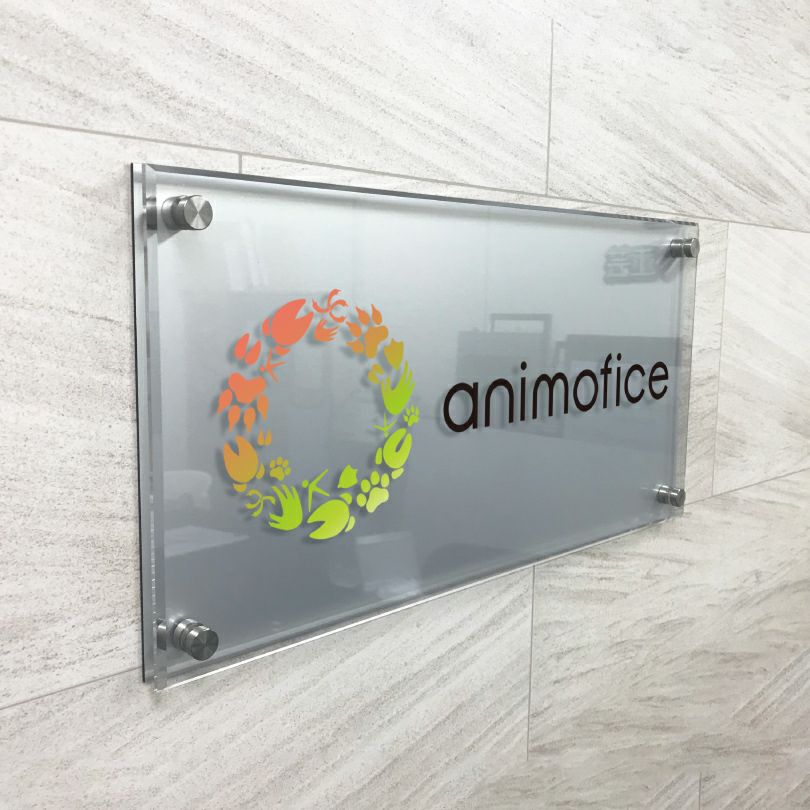 フルカラー透明アクリル銘板 ラフィネ2重構造仕様 化粧ビス止め　会社銘板 事務所看板