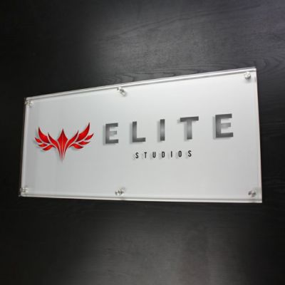 フルカラー透明アクリル銘板 ラフィネ2重構造仕様 化粧ビス止め　会社銘板 事務所看板 