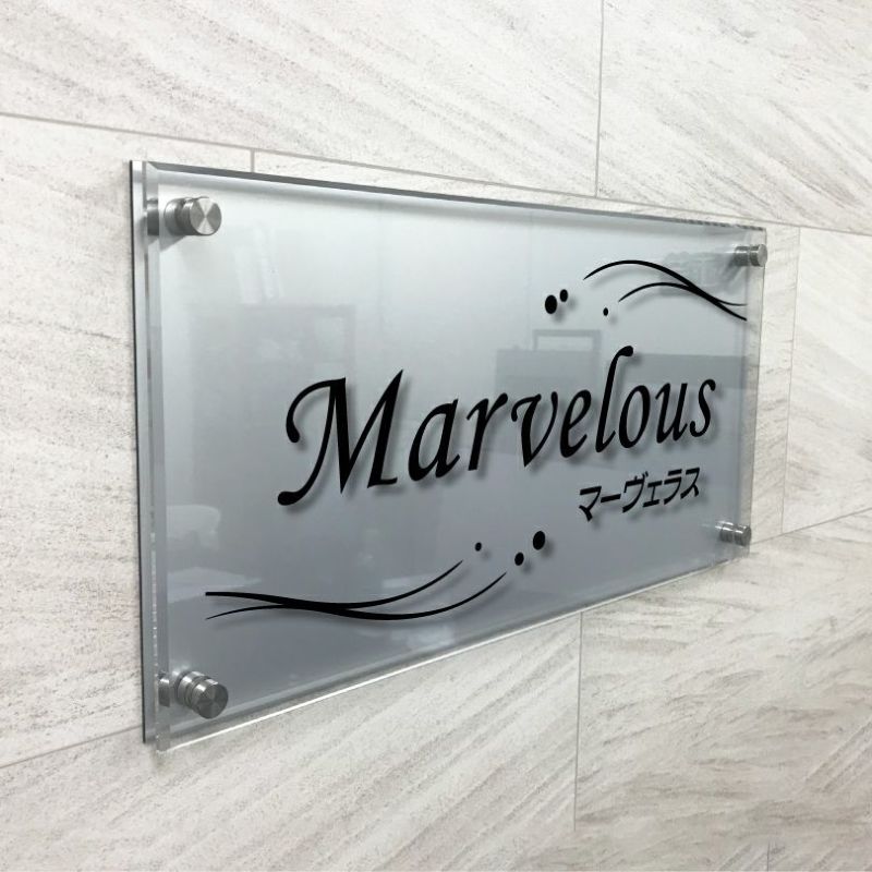 アルミ複合板と透明アクリルの看板　会社銘板