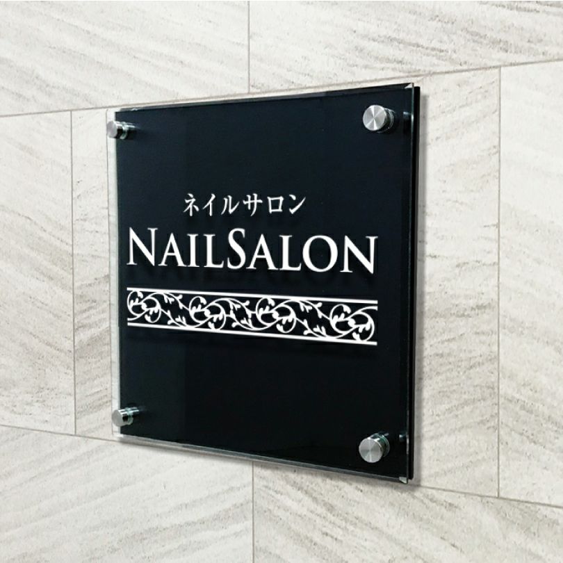 黒マットアクリルと透明アクリルによる２層の看板　化粧ビス止め